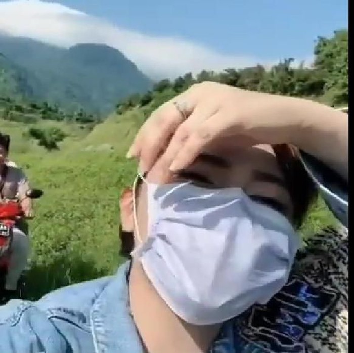 Panorama alam berupa padang rumput bekas tambang galian C di Mojokerto membuat kagum pedangdut Via Vallen. Via memuji keindahan wisata dadakan berjuluk Ranu Manduro itu.