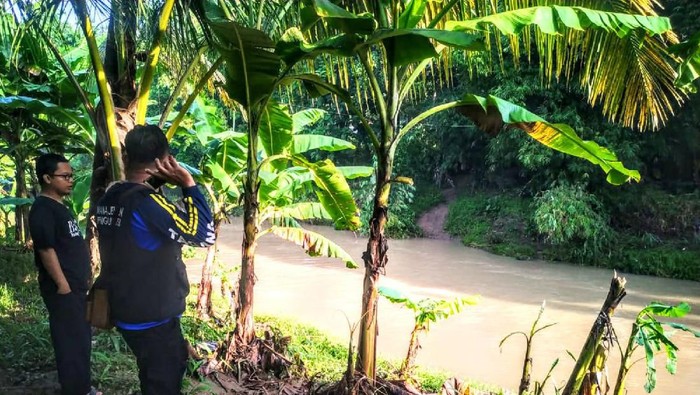 Petugas lakukan pencarian seorang warga yang hilang diduga terbawa arus sungai.