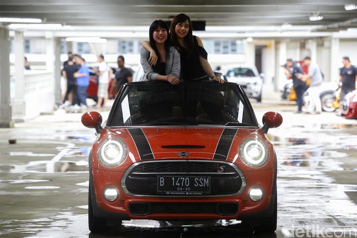 Indo Mini Club Rayakan Hari Jadi di Tahun Kabisat Sejumlah mobil Mini Cooper yang tergabung dalam Indo MINI Club (IMC) berkumpul di kawasan GBK, Jakarta, untuk merayakan hari jadi yang ke-8.