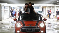 Sejumlah mobil Mini Cooper yang tergabung dalam Indo MINI Club (IMC) berkumpul di kawasan GBK, Jakarta, Sabtu (29/2/2020).