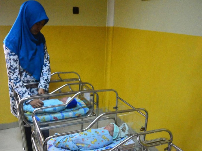 Perawat menyelimuti tiga dari empat bayi yang lahir pada 29 Februari 2020 di Rumah Sakit Aisyiyah Kudus, Kudus, Jawa Tengah (29/2/2020). Tanggal 29 Februari yang terjadi empat tahun sekali (tahun kabisat) menjadi tanggal unik bagi bayi yang lahir pada tanggal tersebut. ANTARA FOTO/Yusuf Nugroho/ama.