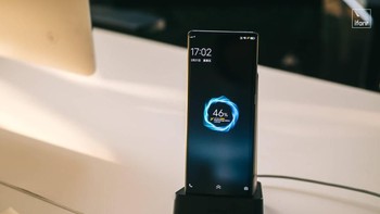 Vivo Apex 2020 memiliki kapasitas 2.000mAh dan ditopang Wireless Super Flash Charge 60W. Fitur ini membuat Vivo Apex 2020 bisa di-charge penuh hanya dalam waktu 20 menit. Foto: ifanr