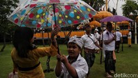 Meskipun cuaca tidak mendukung, hal tersebut tidak menyurutkan semangat dan ke khusuyukan umat Hindu melakukan ibadah Hari Raya Kuningan di Pura. 