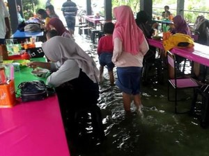 Rumah Makan Kolam Soto Cokro Kembang Yogyakarta: Kenyang Sambil Menggoda Ikan
