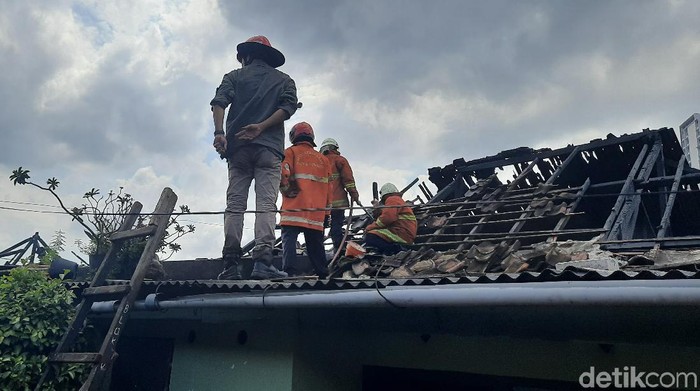 Kebakaran melanda delapan Rumah Dinas Pomdam V Brawijaya Surabaya. Delapan rumah dinas yang ditinggali tentara itu ludes dilalap api.