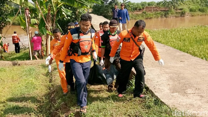 Proses evakuasi nenek Suni yang hanyut di Purworejo
