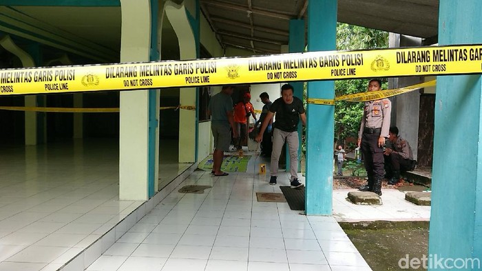 Seorang santri gangguan jiwa tewas dibunuh santri lainnya di teras masjid Pondok Pesantren Hidayatul Mubtadiien Trenggalek. Korban mengalami luka serius di bagian kepala.