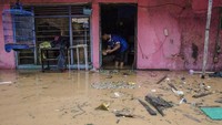 Sedikitnya 2.000 jiwa dari 660 kepala keluarga di lima area kawasan Jatinangor tersebut terdampak banjir bandang yang menyebabkan sejumlah pemukiman rusak berat dan ringan.
