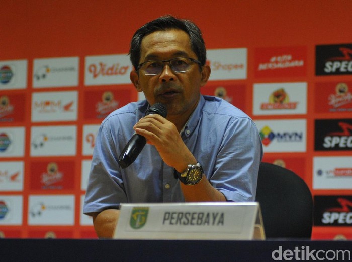 Pelatih Persebaya Aji Santoso usai menghadapi Persik Kediri, Sabtu (29/3/2020).