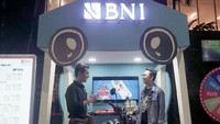 Pada kesempatan ini juga petugas memberikan penjelasan kepada seorang nasabah tentang program pembiayaan kendaraan Royal Enfield dengan penawaran suku bunga 5% di gelaran BNI Java Jazz Festival di Jakarta, Sabtu (29/2/2020). Pengunjung juga mendapat kesempatan untuk bermain wheel of fortune di booth BNI Multifinance dengan Hadiah utama berupa TapCash BNI Multifinance. Foto: dok. BNI