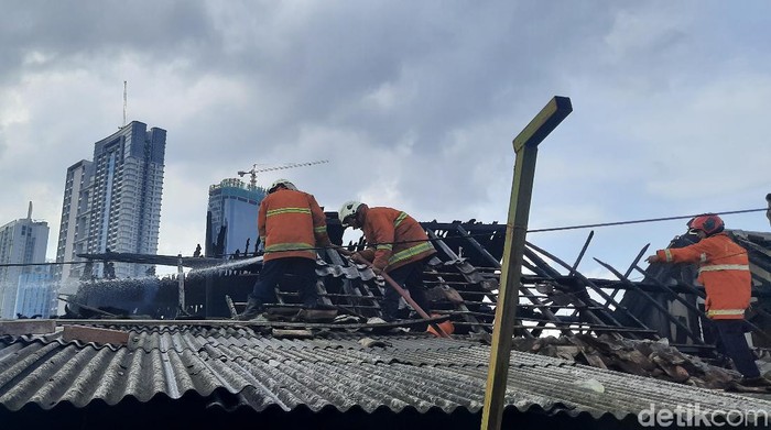 Kebakaran melanda delapan Rumah Dinas Pomdam V Brawijaya Surabaya. Delapan rumah dinas yang ditinggali tentara itu ludes dilalap api.