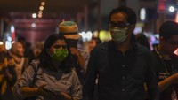 Merebaknya penyebaran virus corona di beberapa negara di Asia Tenggara membuat para penonton memakai masker.