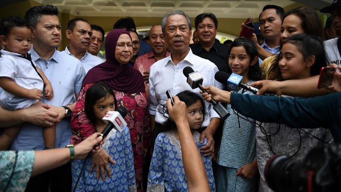 Malaysias former interior minister Muhyiddin Yassin (C) talks to the press outside his home in Kuala Lumpur on February 29, 2020. - Muhyiddin was named as Malaysias new prime minister on February 29, royal officials said, signalling the end of Mahathir Mohamads rule and return to power of a scandal-plagued party. (Photo by Mohd RASFAN / AFP)
