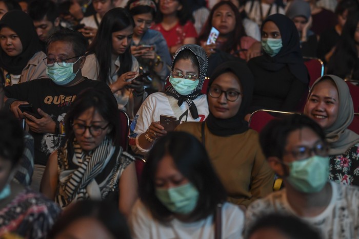 Penonton Jakarta International Java Jazz Festival 2020 menggunakan masker di Jakarta, Jumat (28/2/2020). Sejumlah pengunjung konser menggunakan masker disebabkan merebaknya penyebaran virus corona di beberapa negara di Asia Tenggara. ANTARA FOTO/Muhammad Adimaja/nz
