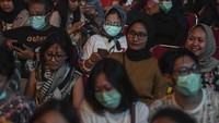 Sejumlah pengunjung konser tampak menggunakan masker di hari pertama pembukaan BNI Java Jazz 2020 pada Jumat (28/2).