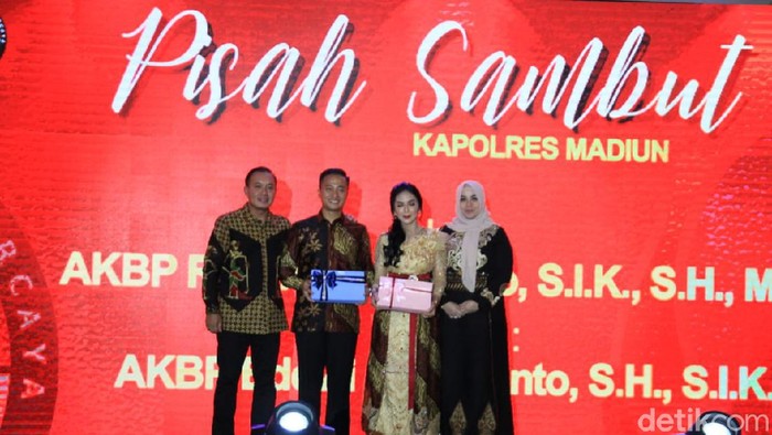 Aksi parodi kocak para polwan memeriahkan acara pisah sambut Kapolres Madiun. Parodi itu menampilkan kisah kepemimpinan AKBP Ruruh Wicaksono selama di Madiun.