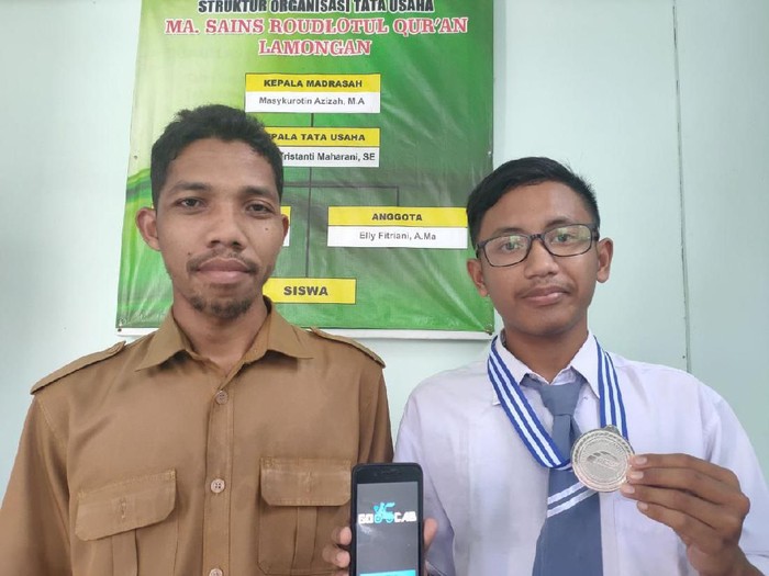 Sepinya penumpang becak di Lamongan memberi inspirasi pada pelajar ini. Ia membuat sebuah aplikasi layanan becak secara online yang disebut Go-cab.
