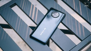 Apex 2020 awalnya akan diperkenalkan di perhelatan  Mobile World Congress (MWC) 2020. Lantaran wabah virus corona, perhelatan tersebut batal digelar, ponsel ini pun oleh Vivo diumumkan secara online. Foto: ifanr