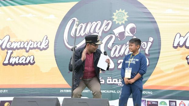 Ridwan Kamil Bareng Santri Tanam 50 Juta Bibit Pohon di Jabar