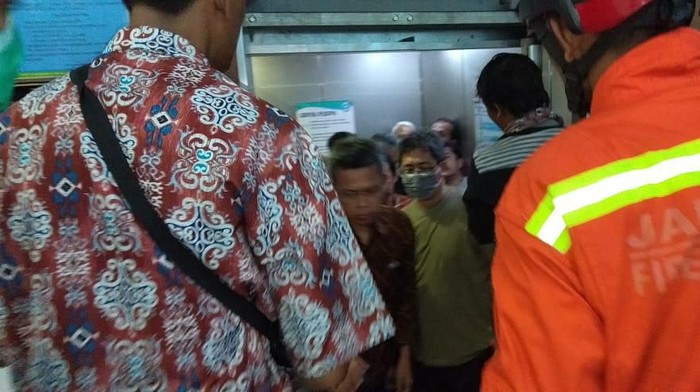 warga terjebak lift di gedung di Pulogadung