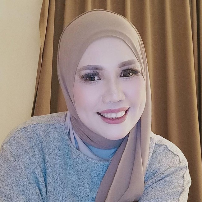 Terakhir ada Elly Sugigi. Karier Elly Sugigi diawali dengan menjadi koordinator penonton bayaran. Dari situ nama Elly Sugigi mulai dikenal hingga saat ini menjadi seorang selebriti tanah air. Foto: Instagram @ellysugigi_real_