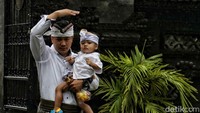 Walaupun hujan, takmenghentikan semangat umat Hindu untuk berdoa.