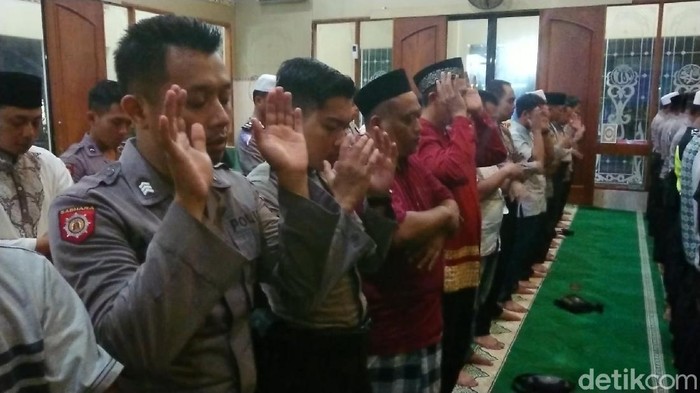 Seratusan anggota Polres Trenggalek menggelar salat gaib dan doa bersama untuk anggota Brimob Bharatu (Anumerta) Doni Priyanto. Doni gugur dalam baku tembak di Papua.