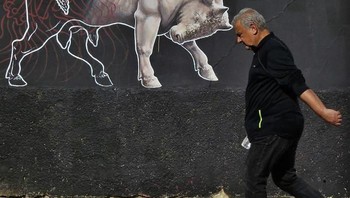 Banteng vs manusia. Foto: Anthimos Ntagkas via Bored Panda