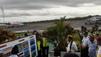 Landas pacu atau bandara sepanjang 2.000 meter. Pesawat jenis ATR bisa mendarat di sini.