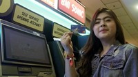 Layanan ini memungkinkan nasabah melakukan transaksi self service seperti Pembukaan Rekening, Penggantian Kartu, Pembelian TapCash, Aktivasi eChannel, Transfer, Setor atau  Tarik Tunai, Pelayanan perbankan Tunai dan NonTunai, serta Layanan Virtual Assistant untuk kebutuhan perbankan. Dengan layanan ini, transaksi perbankan dapat tetap dilayani tanpa harus khawatir outlet yang tutup. Foto: dok. BNI
