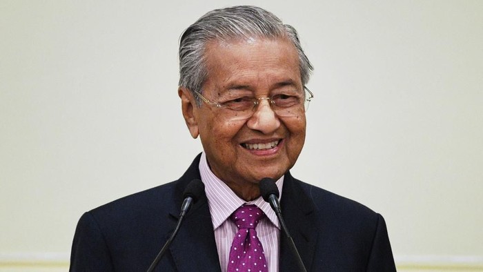 Malaysias interim Prime Minister Mahathir Mohamad smiles during a press conference after unveiling an economic stimulus plan aimed at combating the impact of the COVID-19 novel coronavirus at the Prime Ministers Office in Putrajaya on February 27, 2020. (Photo by Mohd RASFAN / AFP)