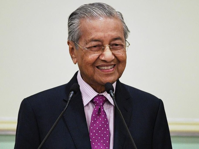 Malaysias interim Prime Minister Mahathir Mohamad smiles during a press conference after unveiling an economic stimulus plan aimed at combating the impact of the COVID-19 novel coronavirus at the Prime Ministers Office in Putrajaya on February 27, 2020. (Photo by Mohd RASFAN / AFP)