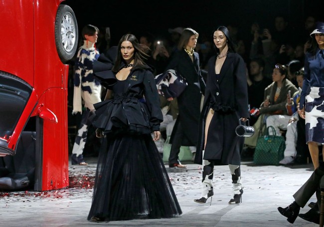 Penampilan Bella Hadid semakin mencuri perhatian berkat rok lipitnya yang transparan. Gaun tersebut sukses mengakomodasi keseksian model 23 tahun itu. Foto: Getty Images/Thierry Chesnot