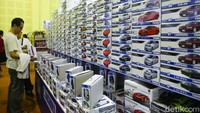 Replika miniatur mobil juga dipamerkan disini.