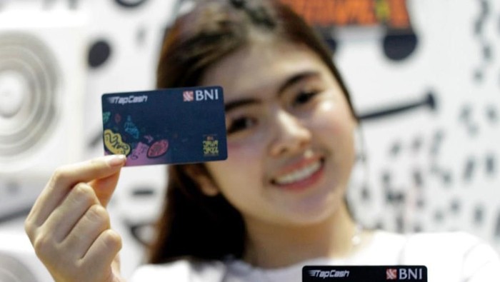 Pengunjung BNI Java Jazz Festival 2020 sedang melakukan pembukaan rekening menggunakan fasilitas BNI Sonic di Jakarta, Jumat, (28 Februari 2020). BNI Sonic yang telah ditambah jenis layanannya ini dioperasikan pada BNI Java Jazz Festival 2020. Layanan ini memungkinkan nasabah melakukan transaksi self service seperti Pembukaan Rekening, Penggantian Kartu, Pembelian TapCash, Aktivasi eChannel, Transfer, Setor atau  Tarik Tunai, Pelayanan perbankan Tunai dan NonTunai, serta Layanan Virtual Assistant untuk kebutuhan perbankan. Dengan layanan ini, transaksi perbankan dapat tetap dilayani tanpa harus khawatir outlet yang tutup.