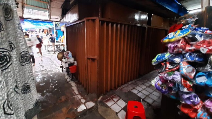 Garis polisi yang terpasang di toko emas yang dirampok di Tamansari, Jakarta Barat telah dicopot