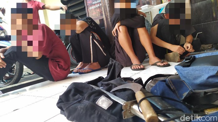 Senjata tajam yang diacungkan pelajar Cianjur