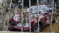 Sebuah mobil mengalami kerusakan akibat banjir di kawasan Sayang, Jatinangor, Sumedang, Jawa Barat, Sabtu (29/2/2020). 