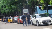 Dimulai dengan sesi foto bersama di Gelora Bung Karno dengan 100 pemilik MINI, acara dilanjutkan dengan convoy bersama ke Paramount Serpong bersama beragam komunitas pecinta MINI lain seperti MINI Inc, dan juga penggemar Mini Klasik seperti Jakarta Morris Club dan Indonesia Coopret Registry serta klub mobil undangan seperti M Owners Club Indonesia, Euro Enthusiast, dan masih banyak lainnya.