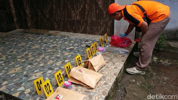 Seorang santri gangguan jiwa tewas dibunuh santri lainnya di teras masjid Pondok Pesantren Hidayatul Mubtadiien Trenggalek. Korban mengalami luka serius di bagian kepala.