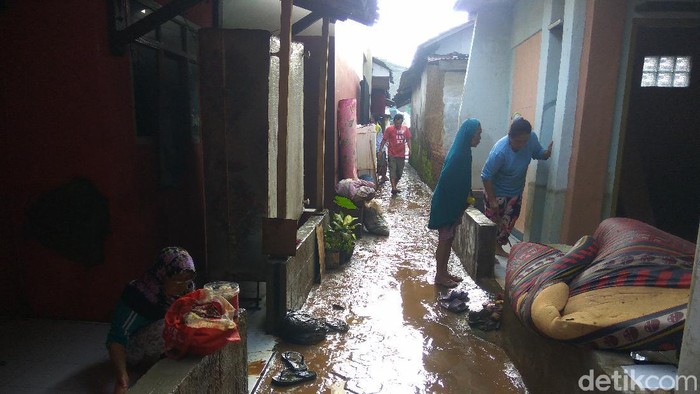Warga bersihkan lumpur sisa banjir di Jatinangor