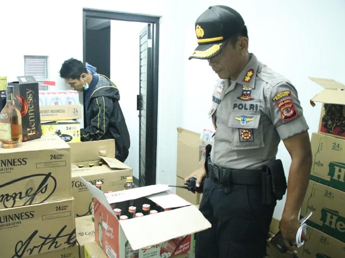 Polisi sita ribuan botol miras di sebuah rumah mewah Bandung