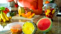 Penampang buah yang sudah terpotong seperti nanas atau semangka bisa terjaga kesegarannya dengan alat ini. Berupa plastik bulat yang ukurannya menutupi penampang buah. Foto: Istimewa