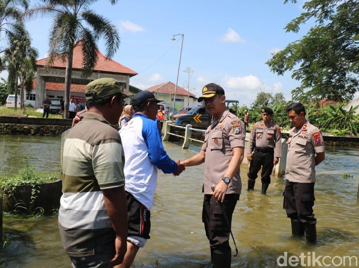 Banjir akibat luapan Kali Lamong masih mengenangi Kecematan Cerme, Gresik. Banjir belum surut sejak empat hari lalu.