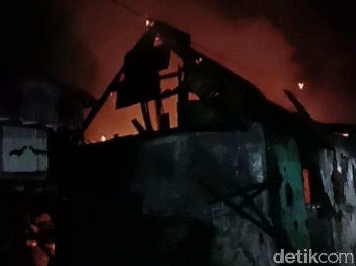 Sebuah rumah di Jalan Pucangan III Nomer 99 Surabaya ludes dilahap si jago merah. Rumah tersebut ludes setelah dibakar oleh mantan suami.