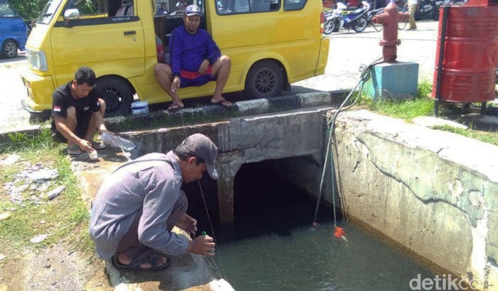 Nelayan asal Desa Loji, Sukabumi, memiliki cara unik dan tak biasa untuk menangkap ikan di Dermaga Pelabuhanratu.
