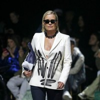 Kejutan datang ketika Yolanda Hadid yang bukan lain adalah ibunda Gigi dan Bella Hadid muncul di catwalk. Perempuan 56 tahun itu menunjukkan sisi hypebeast-nya dengan setelan yang blazernya dihiasi tulisan bergaya grafiti. Tidak ketinggalan kacamata hitam bergaya vintage. Foto: Getty Images/Thierry Chesnot