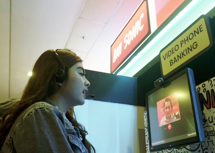Canggih! Ada Layanan BNI Digital di JJF 2020 Pengunjung BNI Java Jazz Festival 2020 sedang melakukan pembukaan rekening menggunakan fasilitas BNI Sonic di Jakarta, Jumat, (28 Februari 2020). BNI Sonic yang telah ditambah jenis layanannya ini dioperasikan pada BNI Java Jazz Festival 2020. Layanan ini memungkinkan nasabah melakukan transaksi self service seperti Pembukaan Rekening, Penggantian Kartu, Pembelian TapCash, Aktivasi eChannel, Transfer, Setor atau Tarik Tunai, Pelayanan perbankan Tunai dan NonTunai, serta Layanan Virtual Assistant untuk kebutuhan perbankan. Dengan layanan ini, transaksi perbankan dapat tetap dilayani tanpa harus khawatir outlet yang tutup.