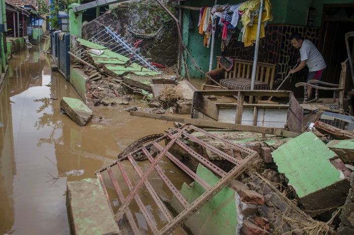 Warga beraktivitas di depan rumahnya yang terendam banjir di Rancaekek, Kabupaten Bandung, Jawa Barat, Sabtu (29/2/2020). Sedikitnya 240 unit rumah warga mengalami rusak berat dan ringan dan ribuan warga terdampak  akibat terendam banjir luapan sungai Citarik dan Sungai Cikeruh pada Jumat (28/2/2020) lalu. ANTARA FOTO/Novrian Arbi/aww.
