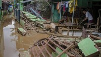 Warga membersihkan rumah yang rusak akibat terendam banjir di Rancaekek, Kabupaten Bandung, Jawa Barat, Sabtu (29/2/2020).